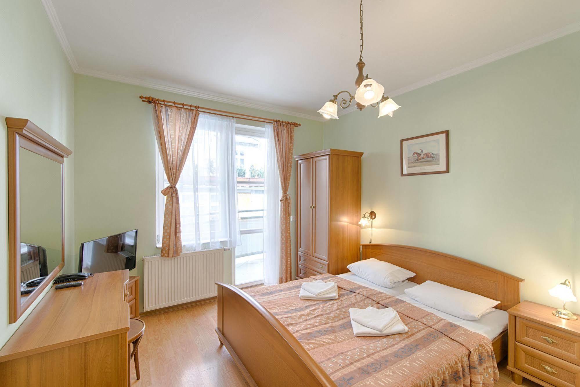 Hotel Derby Κάρλοβι Βάρι Εξωτερικό φωτογραφία
