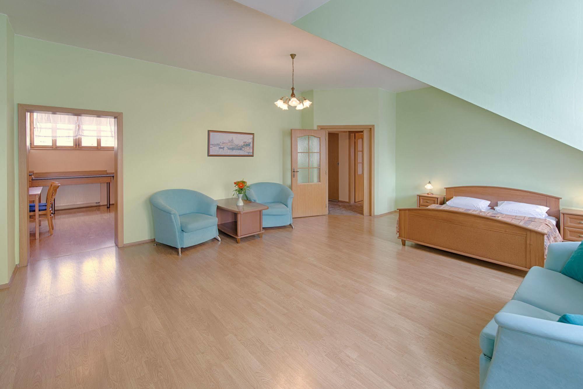 Hotel Derby Κάρλοβι Βάρι Εξωτερικό φωτογραφία